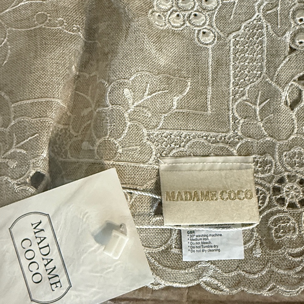 Allure Intricate Lace Table Runner - - Picture 4 of 6